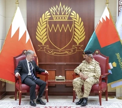 Sheikh Khalifa bin Ahmed Al-Khalifa, commander-in-chief of the Bahrain Defence Force, and Alastair Long, the UK ambassador to Manama. (BNA)