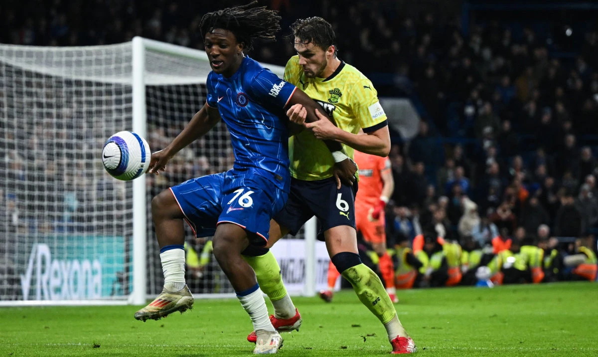 Chelsea's English striker #76 Shim Mheuka (L) fights for the ball with Southampton's English defender #06 Taylor Harwood-Bellis during the English Premier League football match between Chelsea and Southampton at Stamford Bridge in London on February 25, 2025. (AFP)