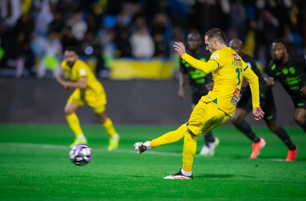 Kostas Fortounis scores from the penalty spot in the 96th minute. (X/@Khaleejclub)