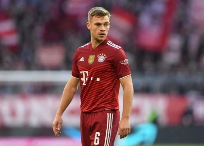 German media is reporting that Bayern Munich have retracted their contract extension offer to midfielder Joshua Kimmich, whose deal expires at the end of the season. (AFP/File)