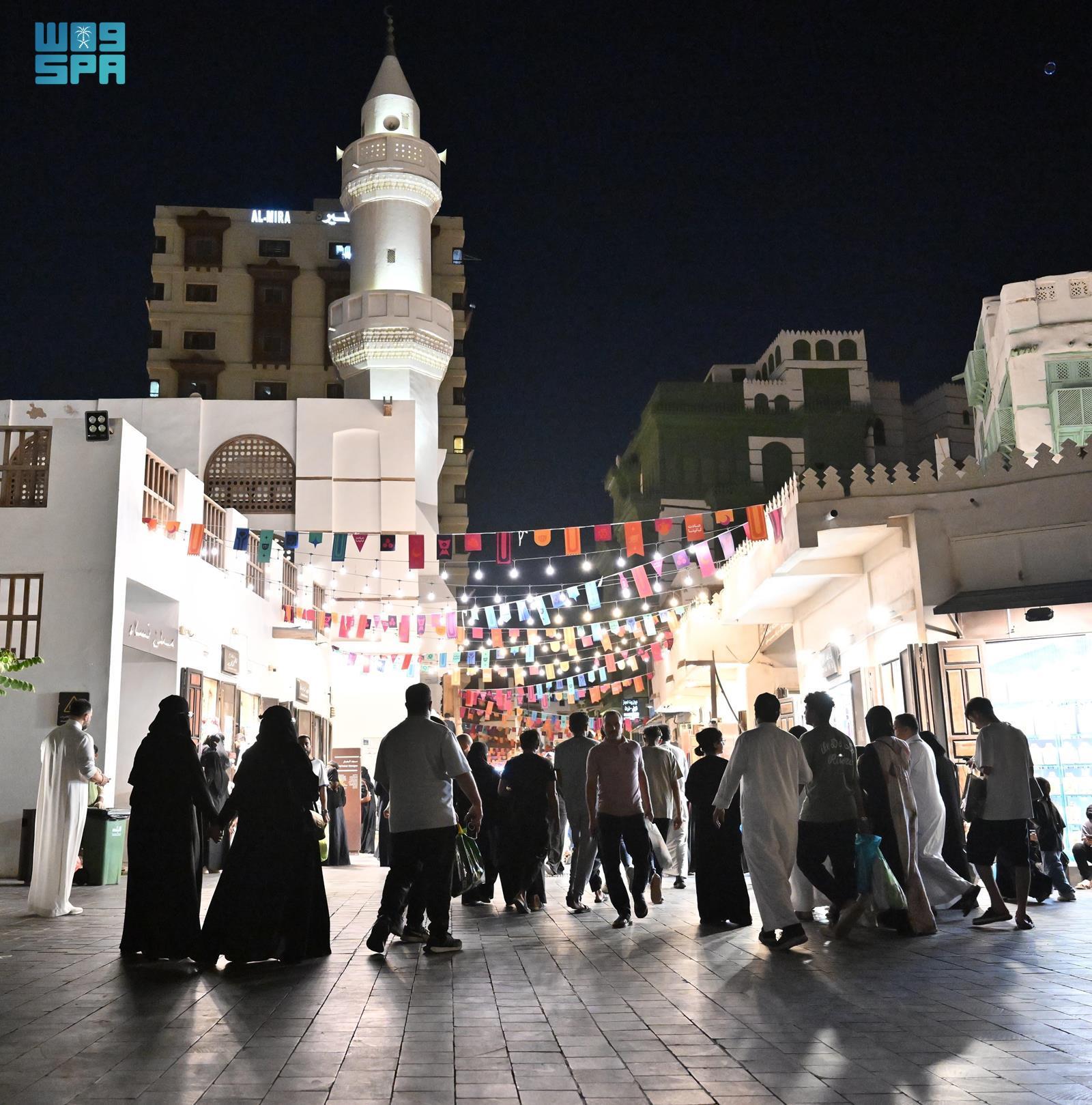 Traditional markets and public squares in historic Jeddah have become vibrant hubs as Ramadan begins, drawing locals, residents and tourists alike to Al-Balad district for seasonal shopping. (SPA)