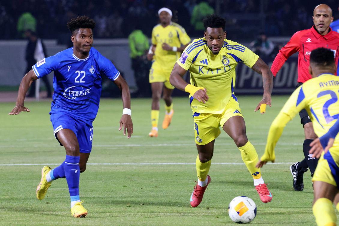Nassr’s Colombian forward Jhon Duran, right, and Esteghlal’s Gabonese midfielder Ibrahim Ndong during the first leg of the round of 16 AFC Champions League encounter, Azadi Stadium, Tehran, Mar. 3, 2025. (AFP)