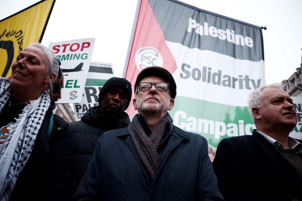 Member of Parliament (MP) Jeremy Corbyn (C) takes part in a Pro-Palestinian march in central London, on February 15, 2025, organised by the Palestine Solidarity Campaign. (AFP)