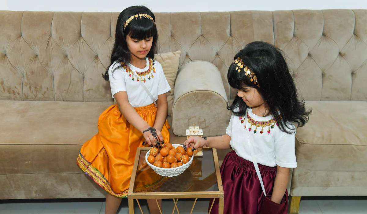 Families gather to decorate their daughters’ hands with henna, encouraging fasting while making it fun and memorable. (SPA)