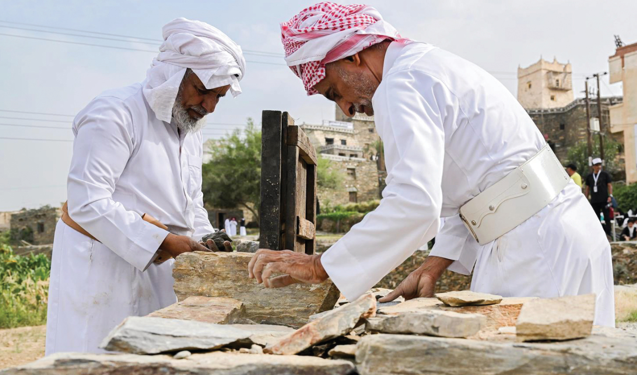 The architectural similarities among buildings in Baha are notable. Dwellings are closely arranged, and villages feature narrow streets and a central square for social activities. (SPA)
