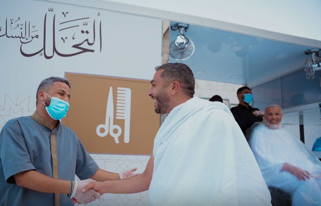 A new service allows pilgrims to exit ihram by shaving their head or cutting their hair at five designated locations around the Grand Mosque. (X.com)