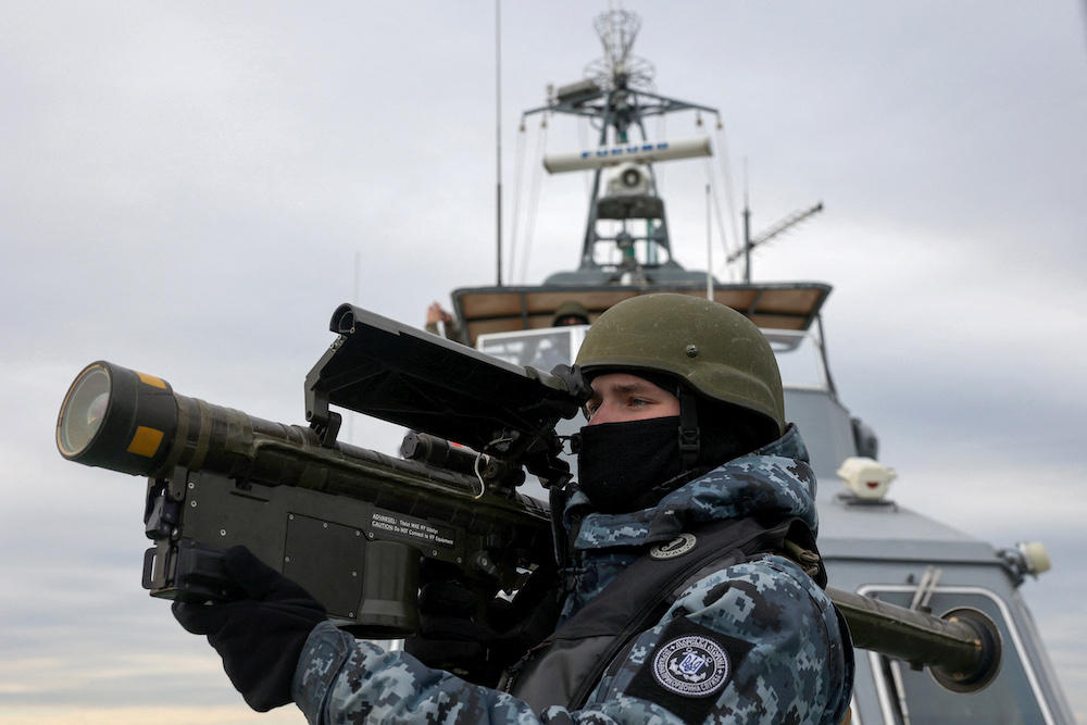 A Ukrainian serviceman with an anti-aircraft weapon scans for possible air targets in the northwestern part of the Black Sea on Dec. 18, 2023. (AFP)