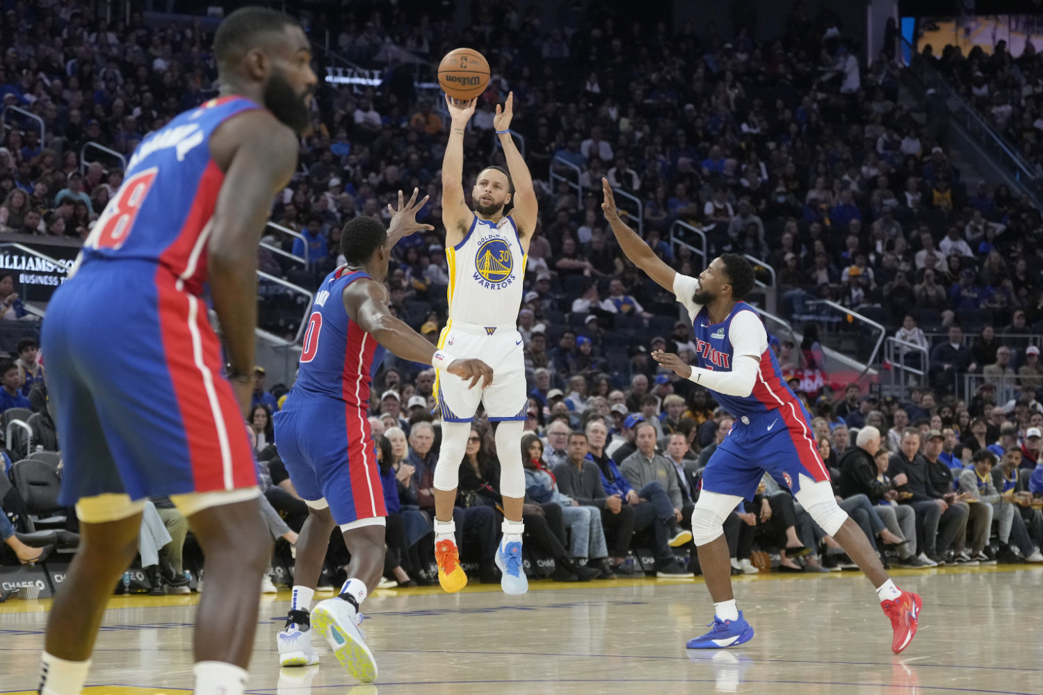 NBA hotshot Stephen Curry reaches 25,000 career points as Warriors crush Pistons