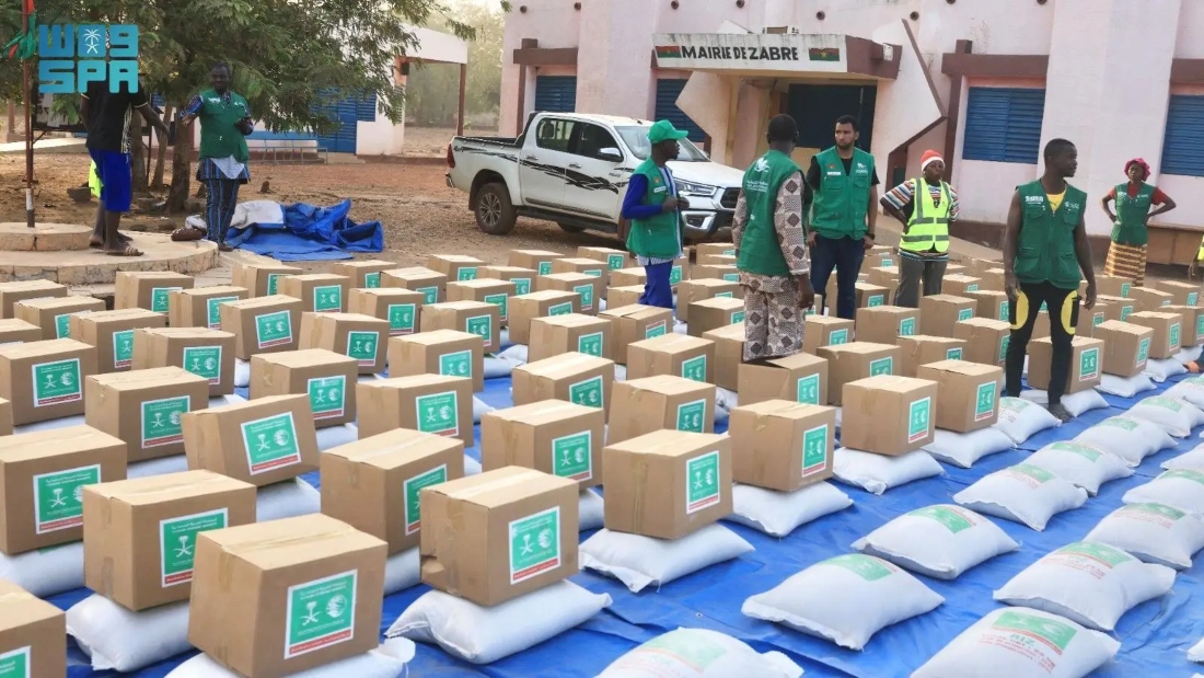 The Etaam project, now in its fourth phase, aims to distribute 390,109 food parcels across 27 countries during Ramadan. (SPA)