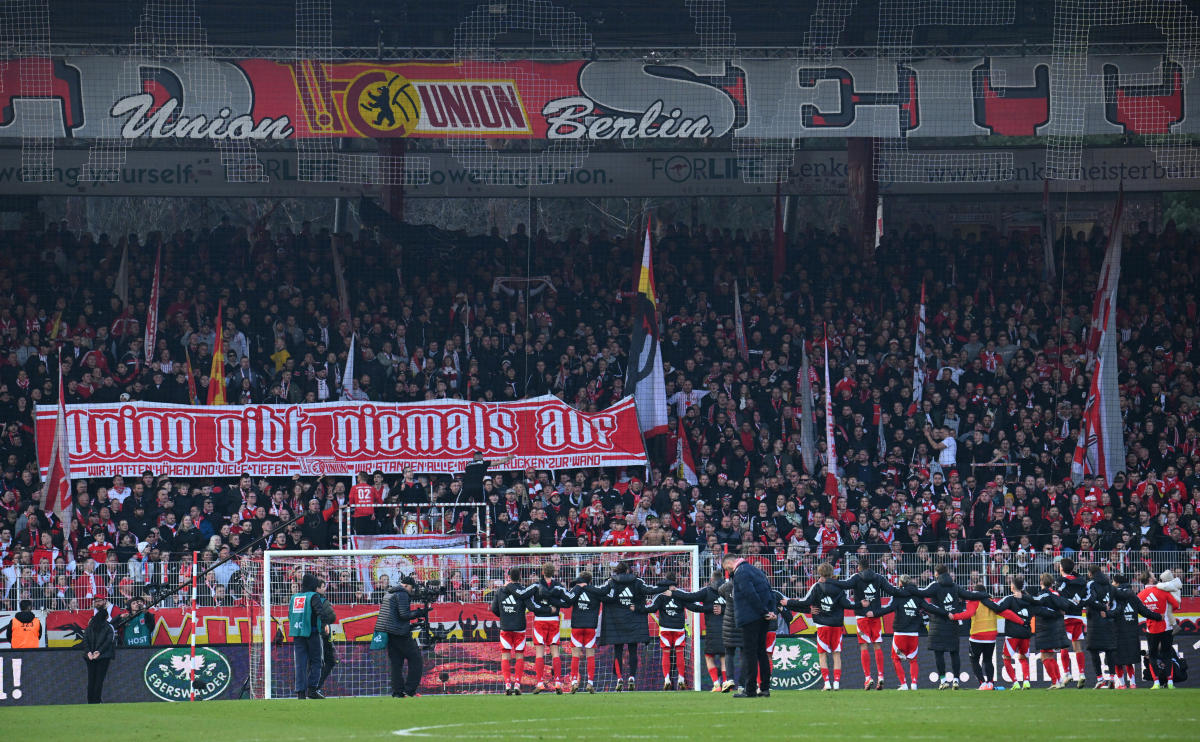 Union Berlin players acknowledge their fans after their Bundesliga match against Bayern Munich at Stadion An der Alten Forsterei, Berlin, Mar. 15, 2025. (Reuters)