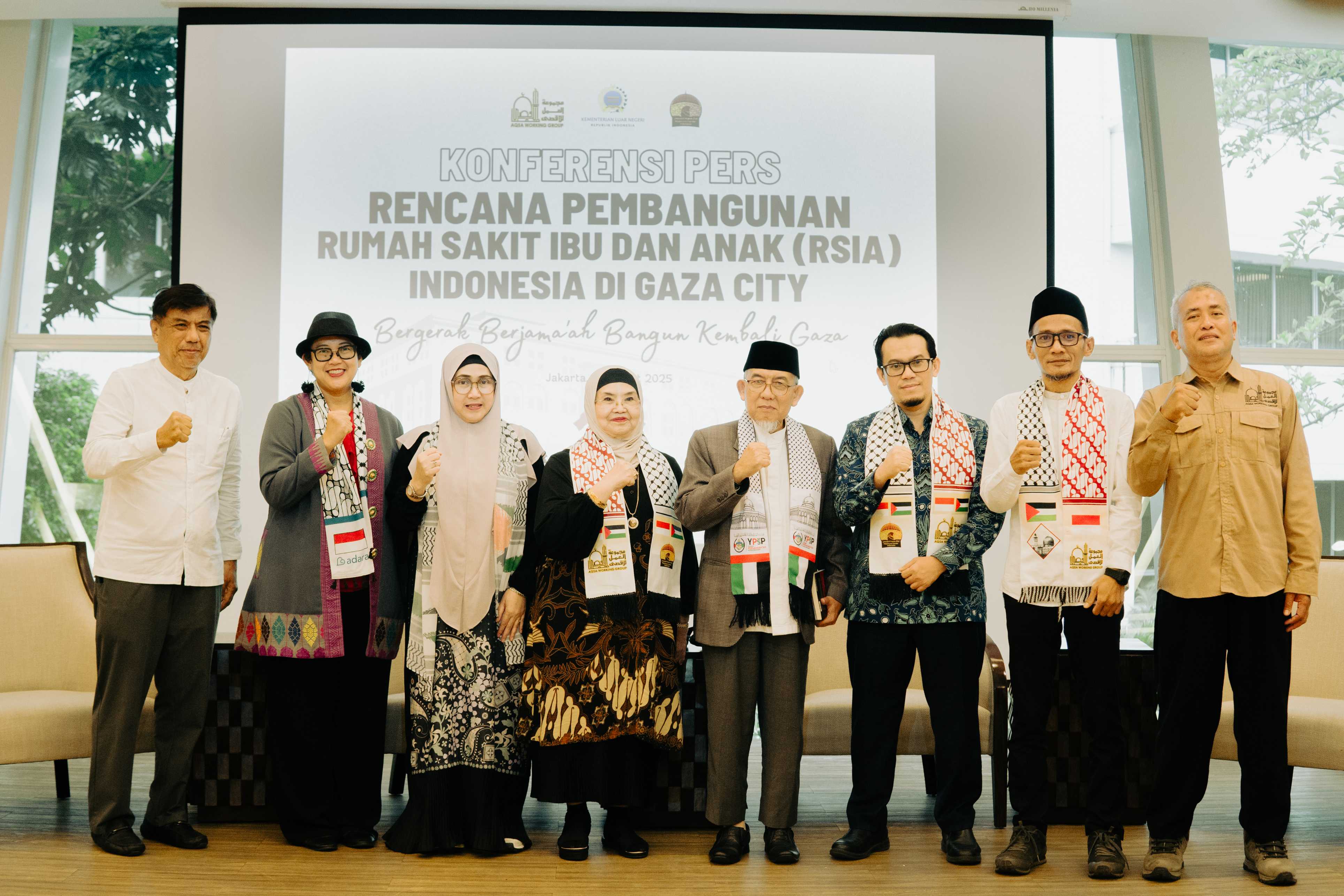 Representatives from the Ministry of Foreign Affairs, Aqsa Working Group (AWG) and Maemuna Center Indonesia pose for a photo at a press conference in Jakarta on March 14, 2025. (Maemuna Center Indonesia)
