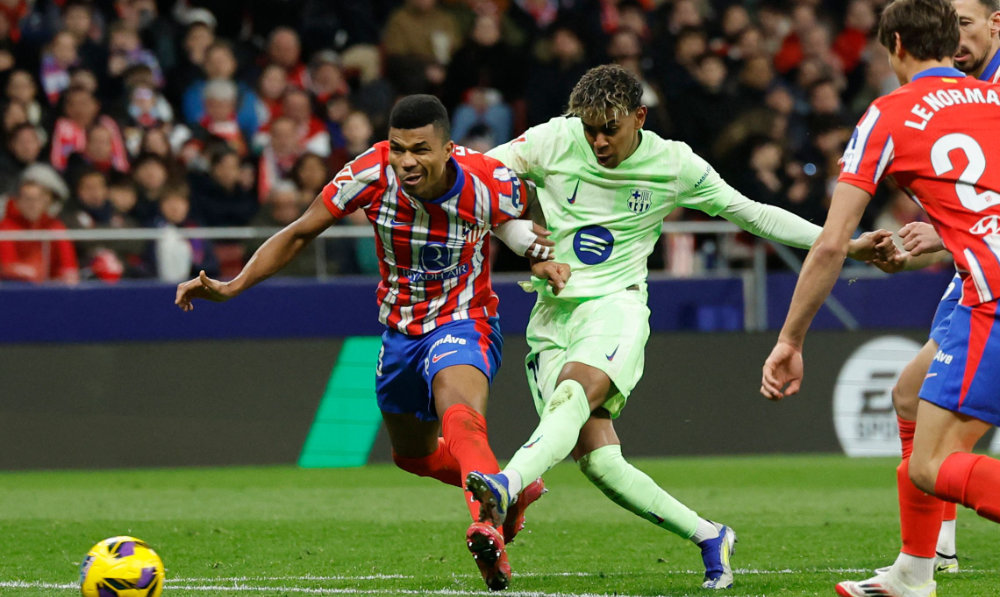 Atletico Madrid's Mozambicans defender #23 Reinildo Mandava fights for the ball with Barcelona's Spanish forward #19 Lamine Yamal during the Spanish league footbal match between Club Atletico de Madrid and FC Barcelona at Metropolitano Stadium in Madrid, on March 16, 2025. (AFP)