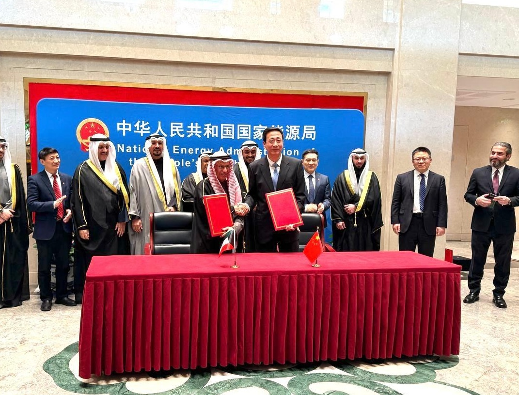 Representatives from Kuwait's Ministry of Electricity and Water and Renewable Energy and China's National Energy Administration shake hands during the signing ceremony in Kuwait. (KUNA)