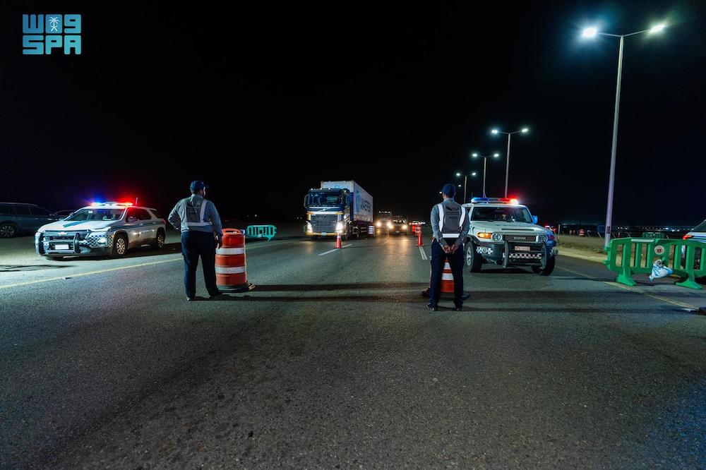 Inspection teams have seized 25 trucks illegally transporting goods in cities. (SPA)