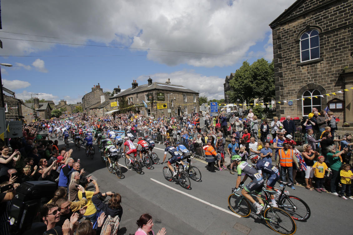 Spectators watch the pack pass during the first stage of the Tour de France cycling race over 190.5 kilometers (118.4 miles) with start in Leeds and finish in Harrogate, England, Jul. 5, 2014. (AP/File)