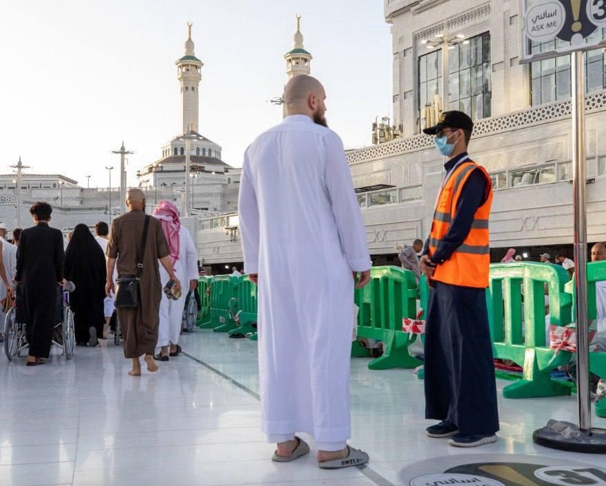 A volunteer guides assists a pilgrim as part of a new program by the General Authority for the Care of the Grand Mosque and the Prophet’s Mosque. (@alharamainSA)