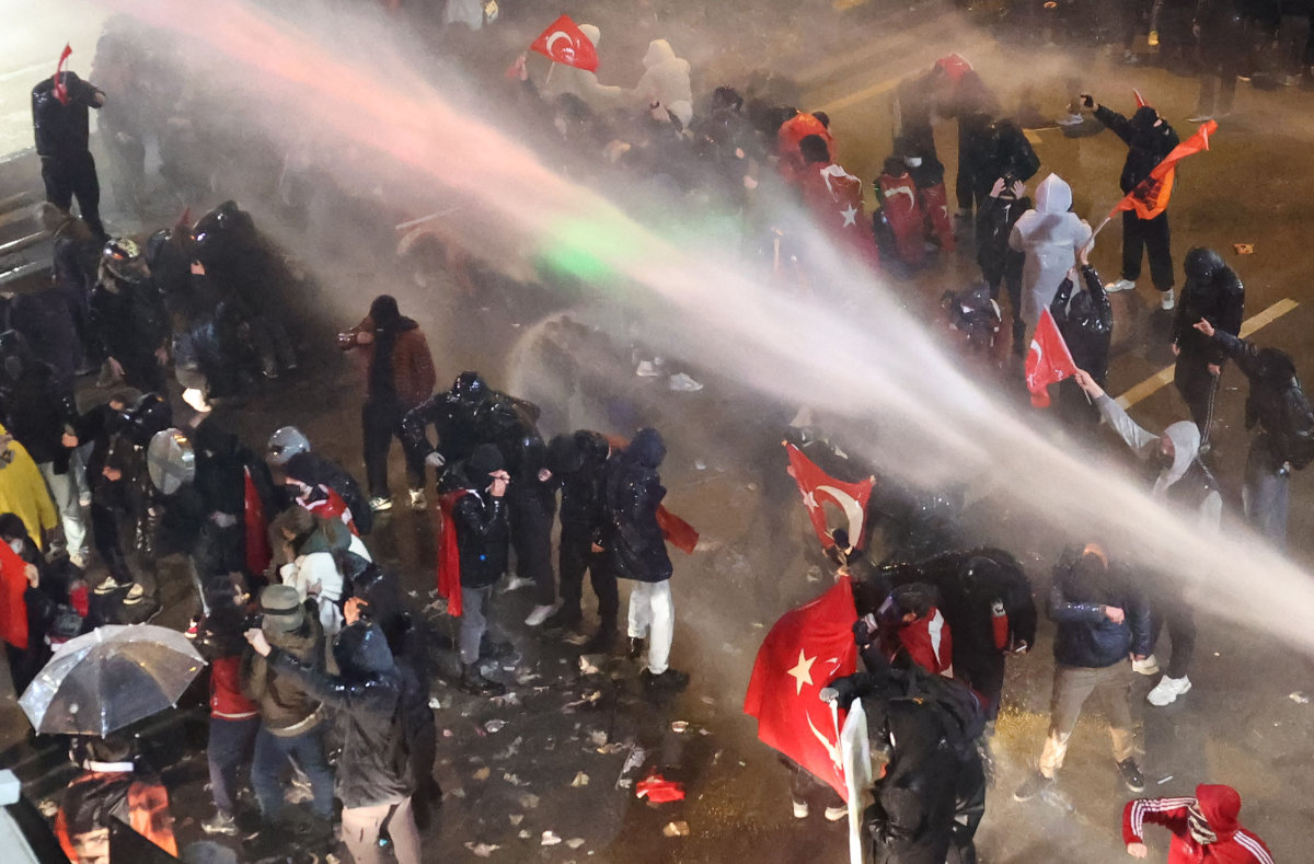 Protesters brave tear gas and water cannons during a clash with Turkish anti-riot police in Ankara on March 22, 2025, as they demonstrated against the arrest of Istanbul mayor Ekrem Imamoglu. (AFP)