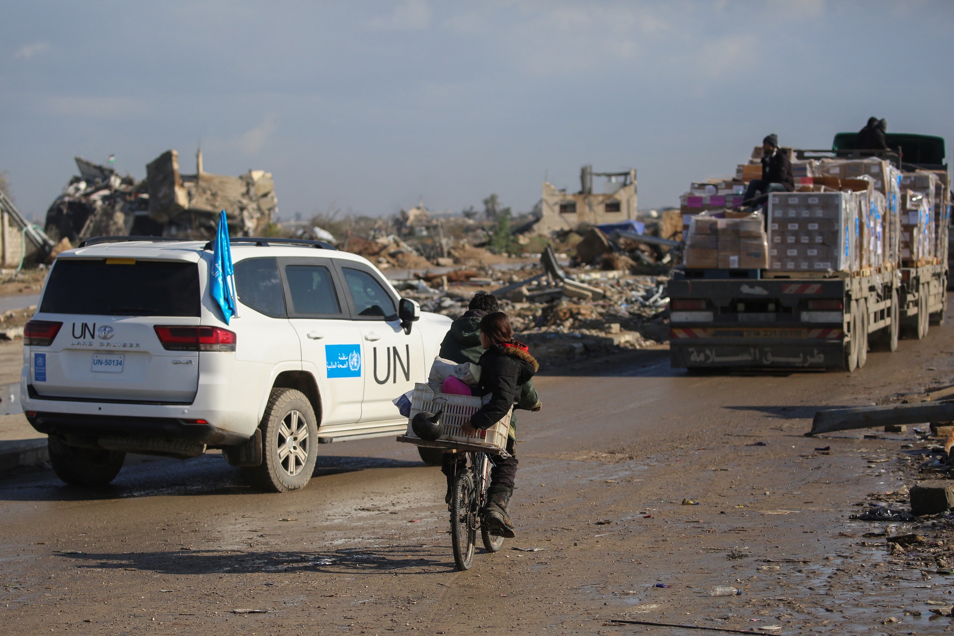 A UN vehicle escorts trucks carrying World Health Organisation aid on Salah al-Din road in al-Mughraqa in the central Gaza Strip, Feb. 13, 2025. (AFP)