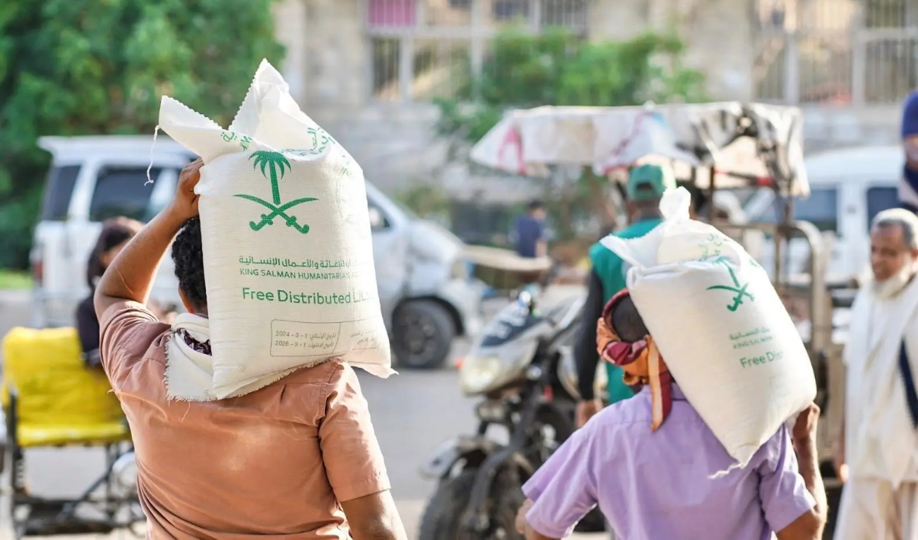 KSrelief has enabled people to donate their 2025 Zakat Al-Fitr through the “Sahem” platform, ensuring timely and easy delivery to beneficiaries in Yemen and Somalia. (SPA/File)