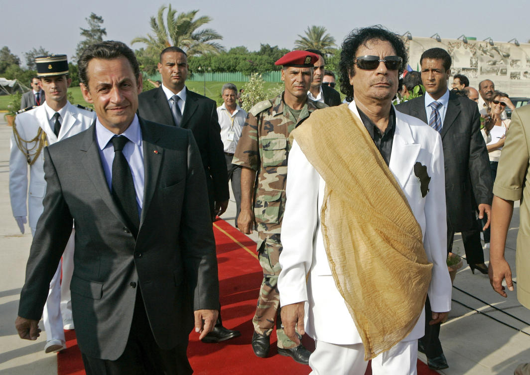 Libyan leader Muammar Qaddafi welcomes French President Nicolas Sarkozy at the Bab Azizia Palace in Tripoli, Jul. 25, 2007. (AP/File)