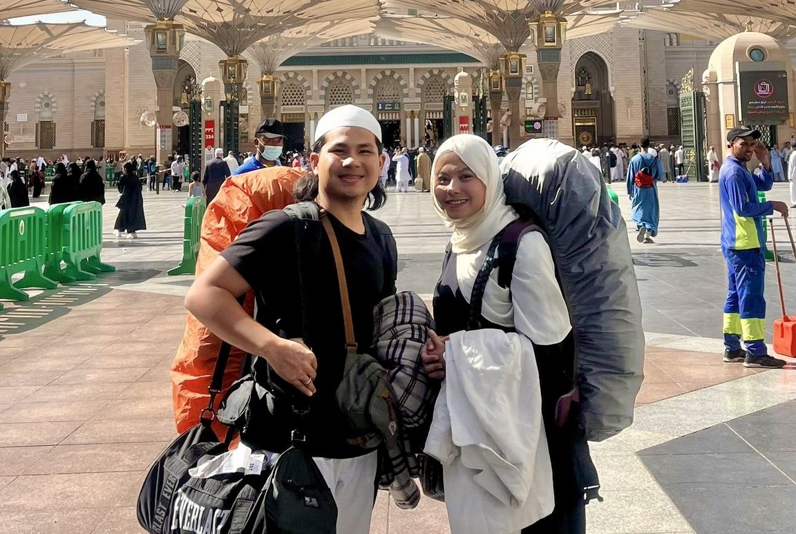 Malaysian backpackers Farhan Mokhali and Ainaa Fakhira reach the Prophet's Mosque in Madinah on March 23, 2025. (Farhan Mokhali)