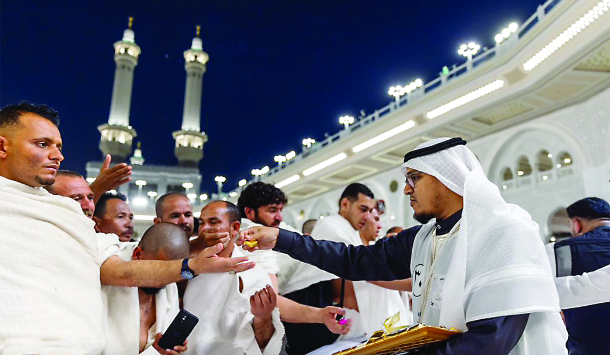 Volunteers distributed gifts and sweets to pilgrims and children at the Grand Mosque in Makkah and provided meals to those in need. (SPA/Supplied)