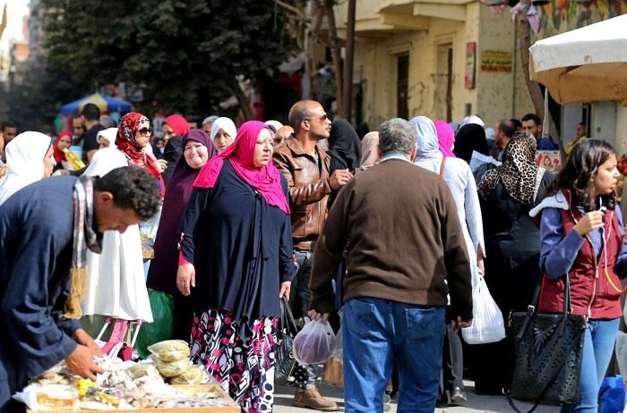 Pedestrians make their way along a crowded street in Cairo, Egypt, Mar. 9, 2017. (Reuters)