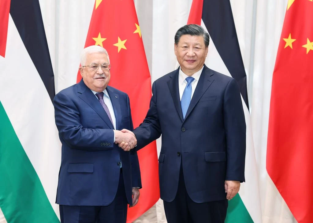 Palestinian President Mahmoud Abbas with Chinese premier Xi Jinping. (Xinhua)