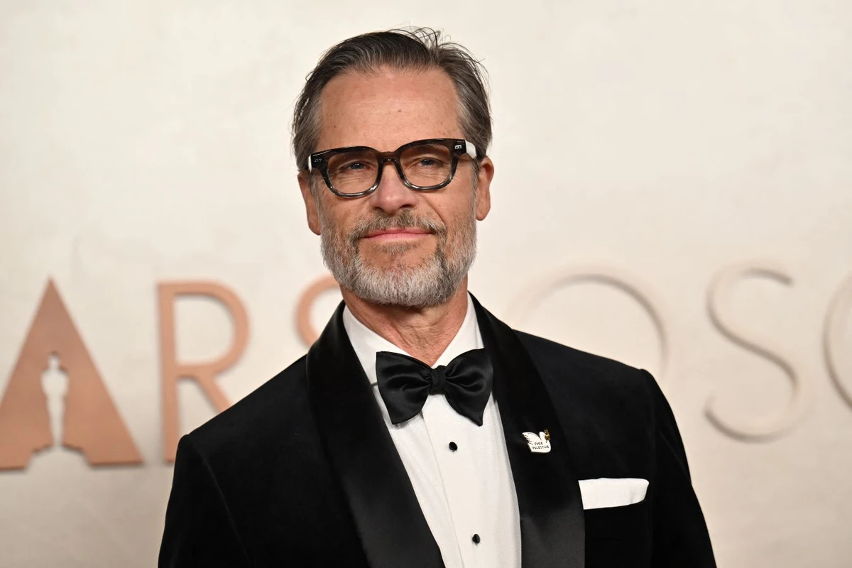 : Australian actor Guy Pearce donned a pin in support of Palestinians at the 97th Academy Awards on Sunday. (AFP)