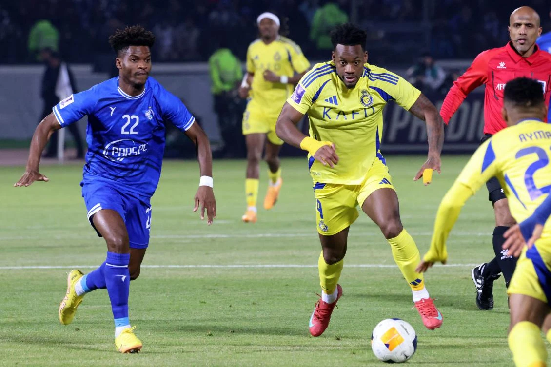 Nassr’s Colombian forward Jhon Duran, right, and Esteghlal’s Gabonese midfielder Ibrahim Ndong during the first leg of the round of 16 AFC Champions League encounter, Azadi Stadium, Tehran, Mar. 3, 2025. (AFP)