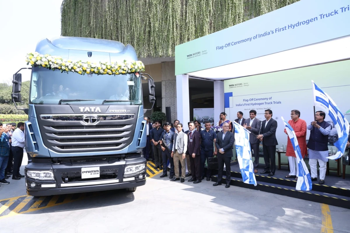 Indian officials launch the government's first pilot project to operate hydrogen-powered buses and trucks, New Delhi, March 4, 2025. (Ministry of New and Renewable Energy)