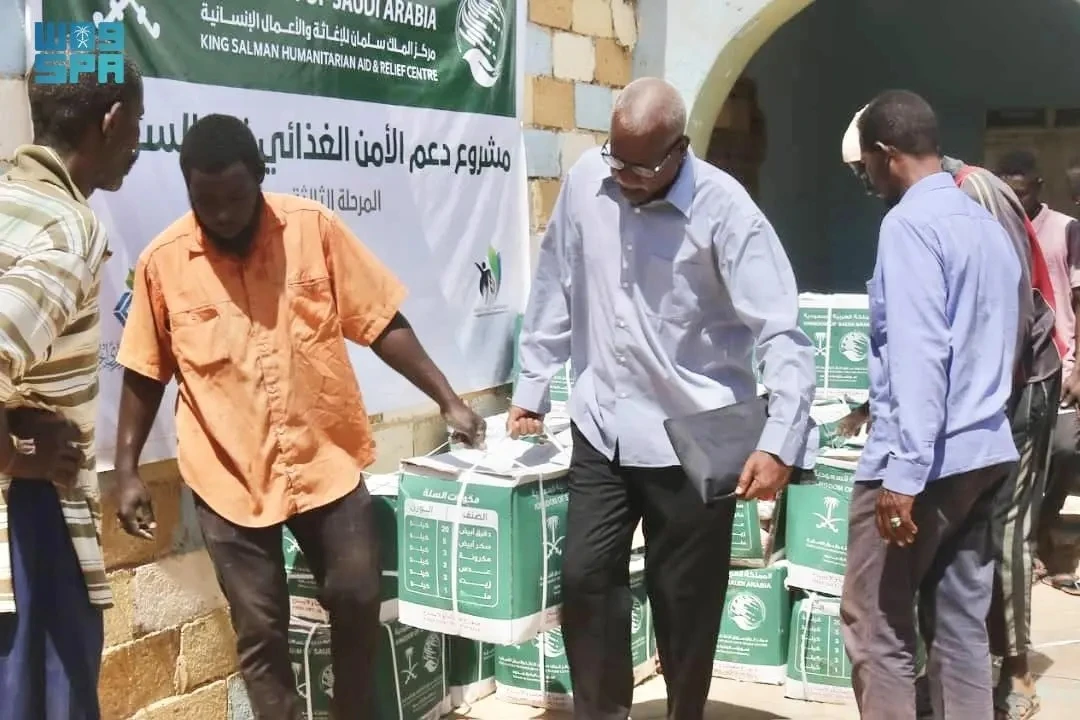 KSrelief continues to provide food aid as part of the Etaam project. (SPA)