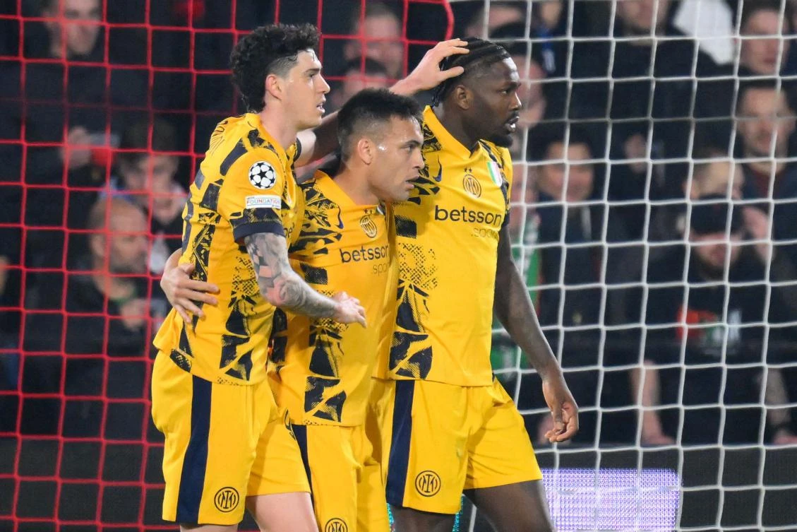 Inter Milan’s French forward Marcus Thuram celebrates with Argentine forward Lautaro Martinez and Italian defender Alessandro Bastoni after scoring the opening goal during their UEFA Champions League round of 16 first leg match against Feyenoord at De Kuip stadium, in Rotterdam, on Mar. 5, 2025. (AFP)