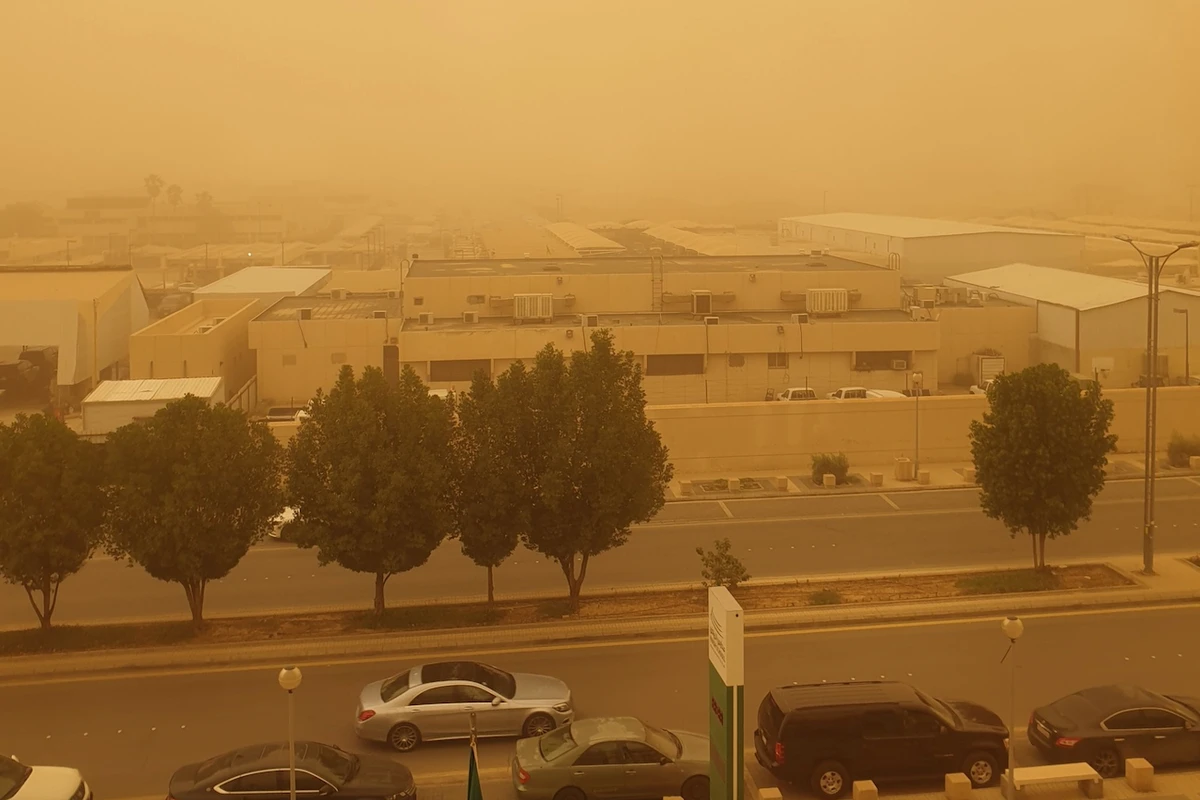 A sandstorm hit Riyadh and its outskirts on Thursday. (AN photo by Rashid Hassan)