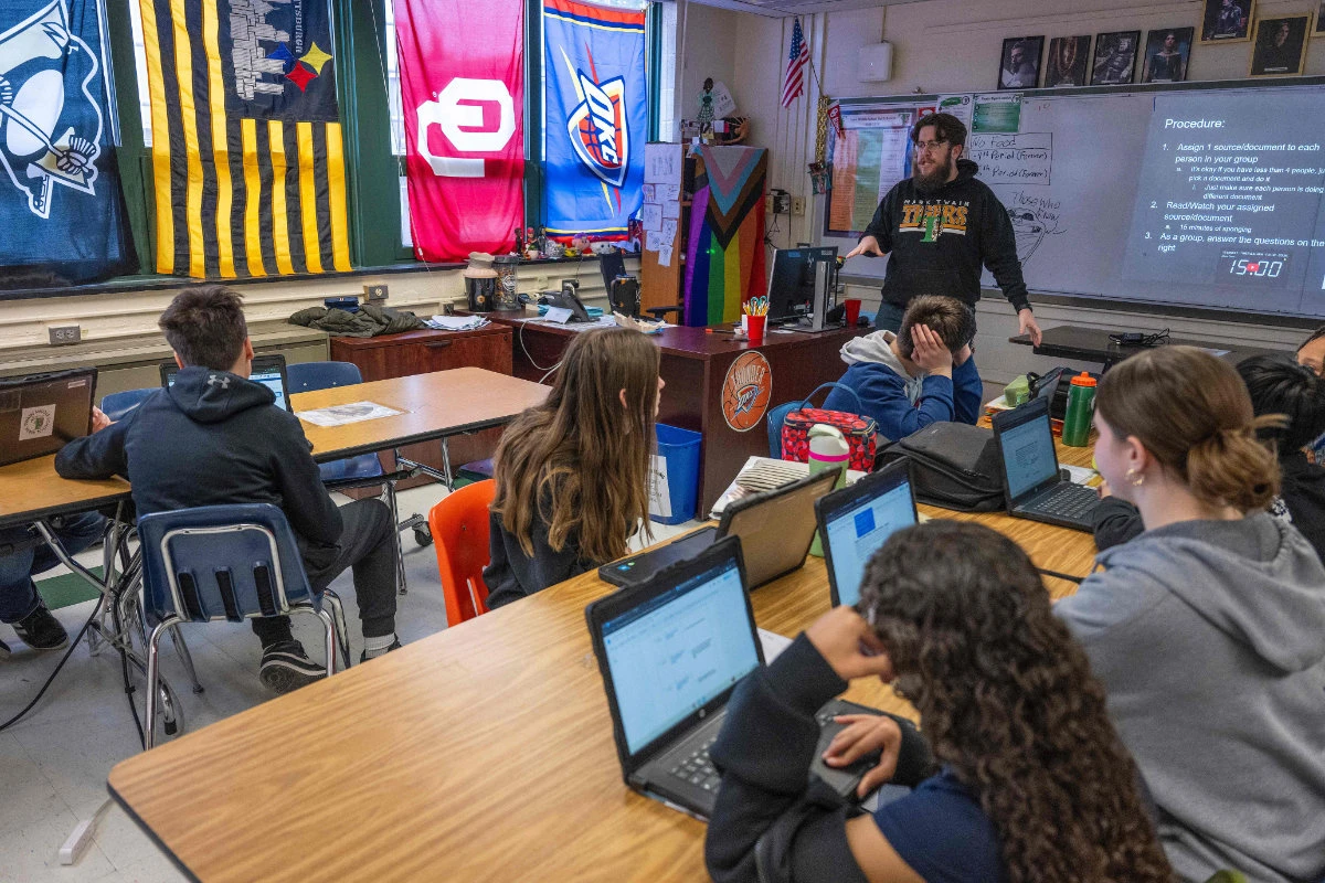 Students attend history class taught by Jacob Marsh at Mark Twain Middle School in Alexandria, Virginia, on March 6, 2025, without smartphones due to the ban. (AFP)