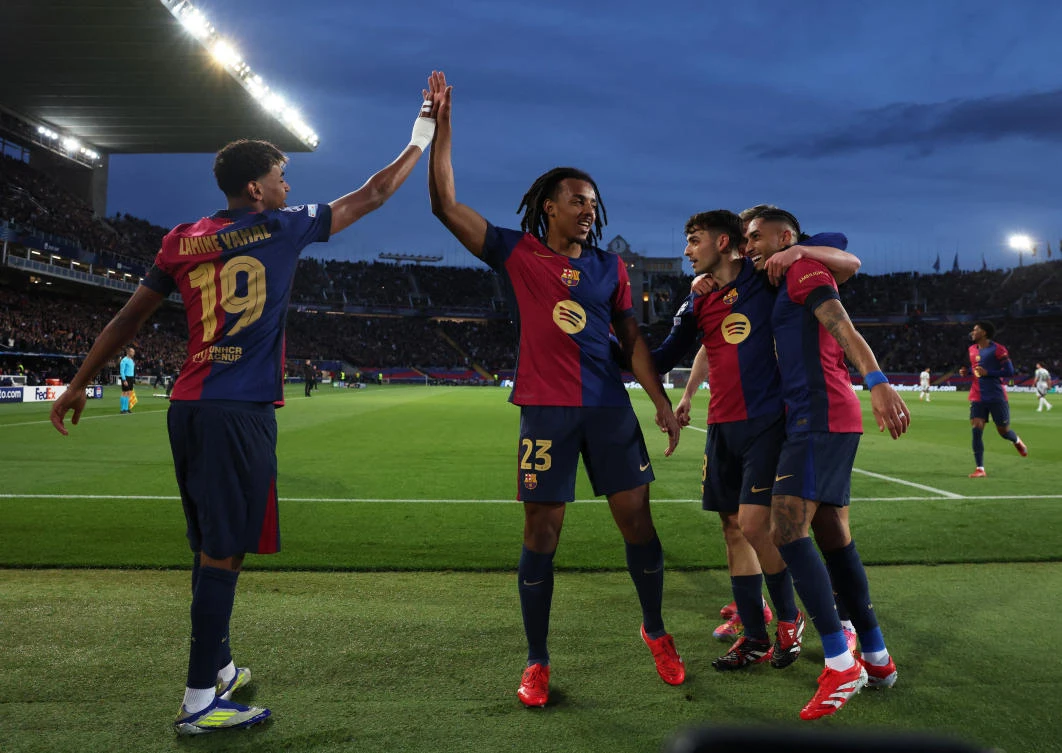 FC Barcelona’s Raphinha celebrates scoring their first goal with teammates during their Champions League — Round of 16 — Second Leg — match against Benfica — Estadi Olimpic Lluis Companys, Barcelona, Mar. 11, 2025. (Reuters)