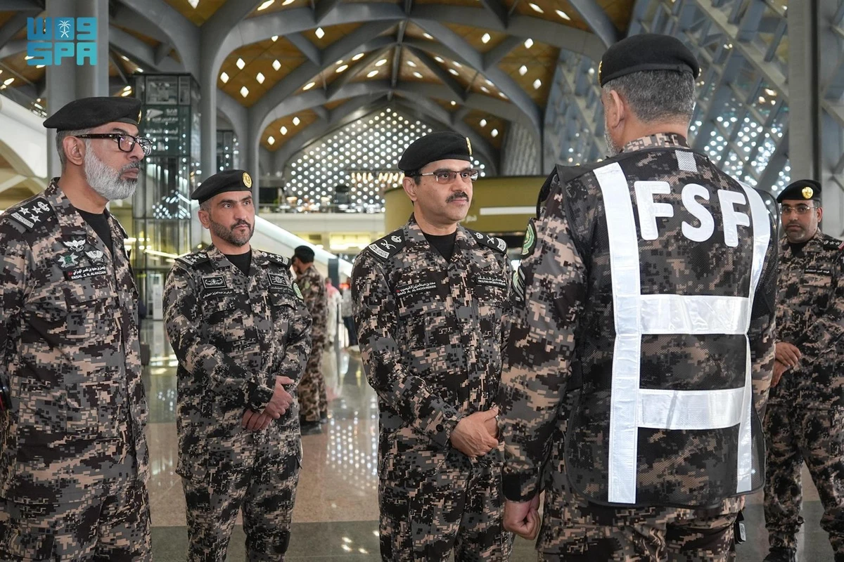 Commander of Facilities Security Forces, Maj. Gen. Saad bin Abdulaziz Al-Moghaisseb, talks to staff during the inspection. (SPA)