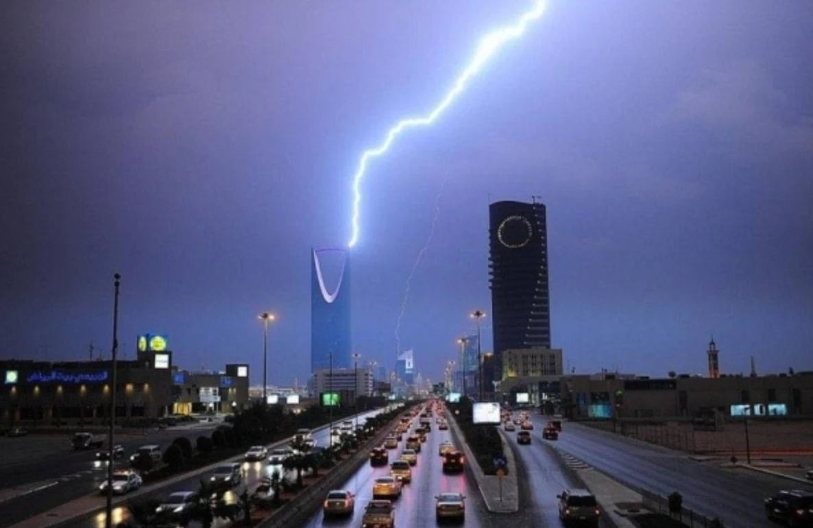 Forecasts say the Makkah and Riyadh regions will experience moderate to heavy rainfall, leading to flash floods, hail, and strong downdrafts. (Filephoto)