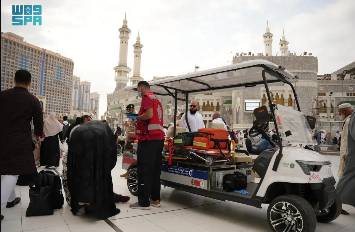 Authorities received a report at 4:06 p.m. of an Algerian pilgrim in his 60s who had fallen unconscious in the outer courtyards of the mosque. (SPA)