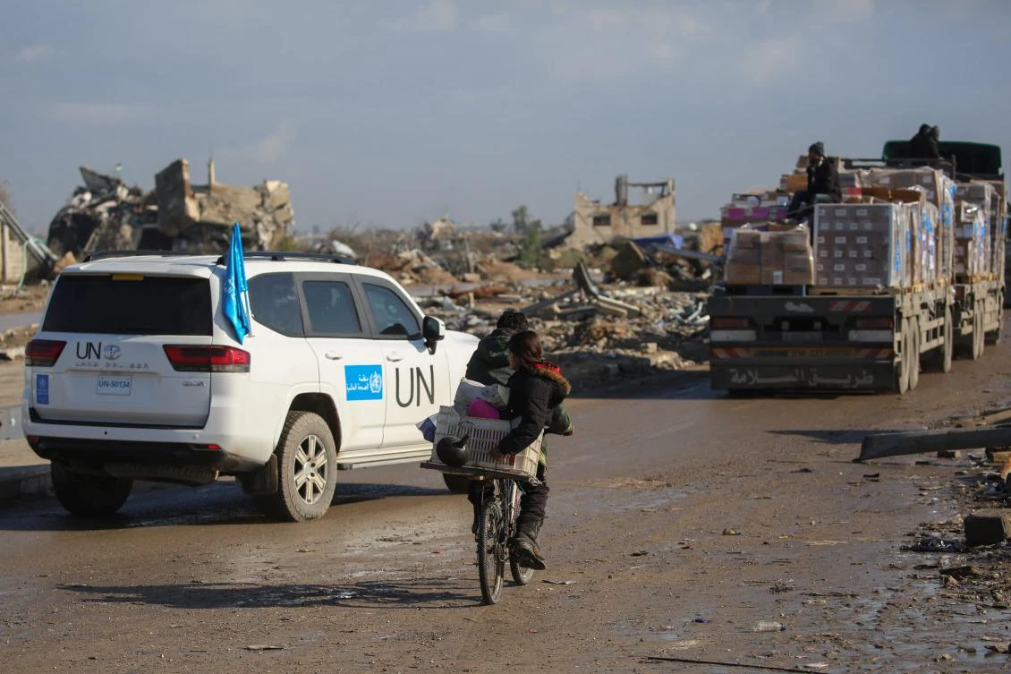 A UN vehicle escorts trucks carrying WHO aid on Salah Al-Din road in Al-Mughraqa in the central Gaza Strip on Feb. 13, 2025. (AFP)