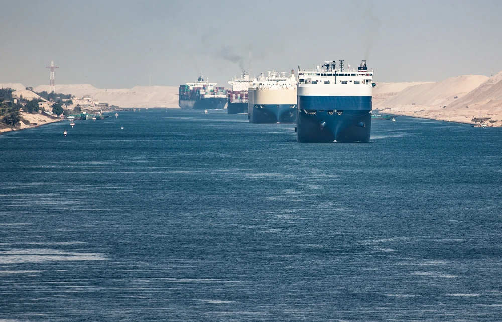 Egypt Suez Canal monthly revenue losses at around $800m, El-Sisi says