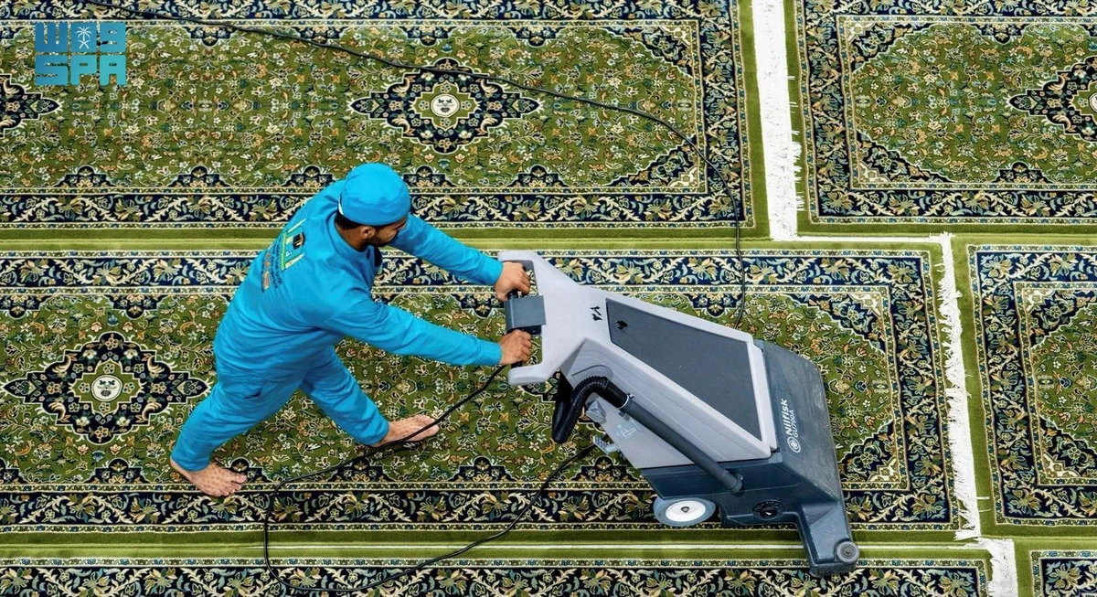 An employee vacuuming and cleaning carpets at the Grand Mosque in Makkah. (SPA)