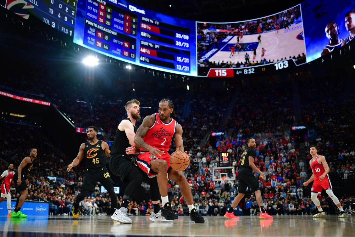 Kawhi Leonard scored 33 points as the Los Angeles Clippers rallied to hand the NBA-leading Cleveland Cavaliers a second straight defeat, 132-119. (Imagn Images)