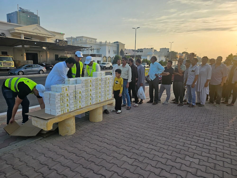 Volunteers work to make sure no one goes hungry at Iftar time. (AN Photo)