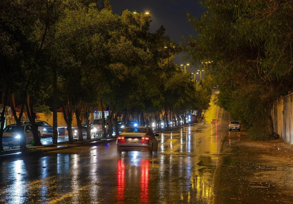 The Civil Defense has urged the public to monitor official channels and social media platforms for the latest weather updates. (SPA)