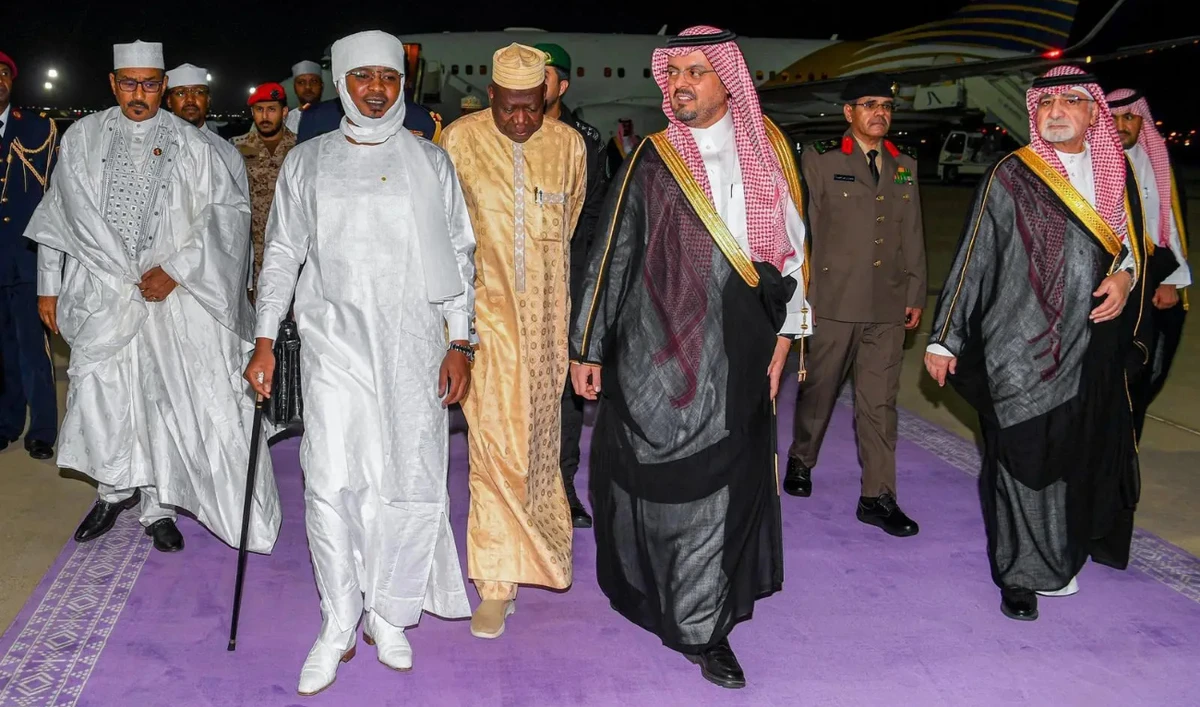 The president was received by Prince Saud bin Mishaal bin Abdulaziz, the deputy governor of the Makkah Region. (SPA)
