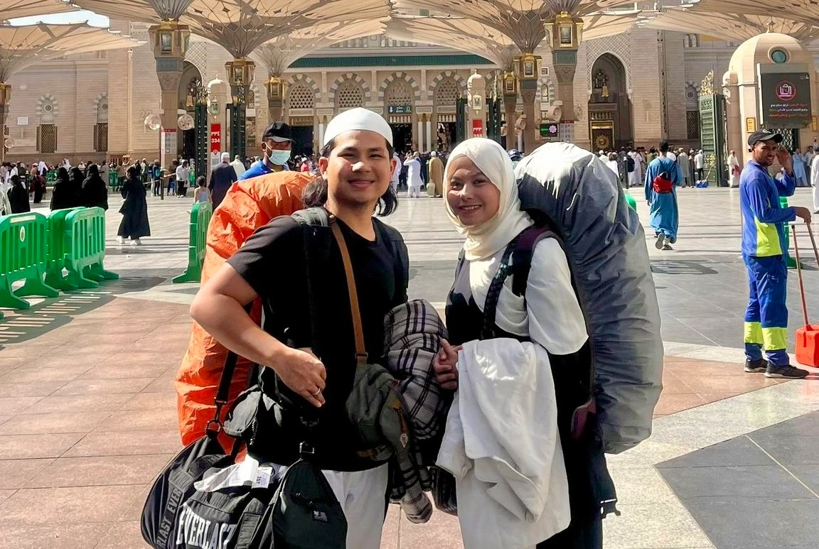 Malaysian backpackers Farhan Mokhali and Ainaa Fakhira reach the Prophet's Mosque in Madinah on March 23, 2025. (Farhan Mokhali)