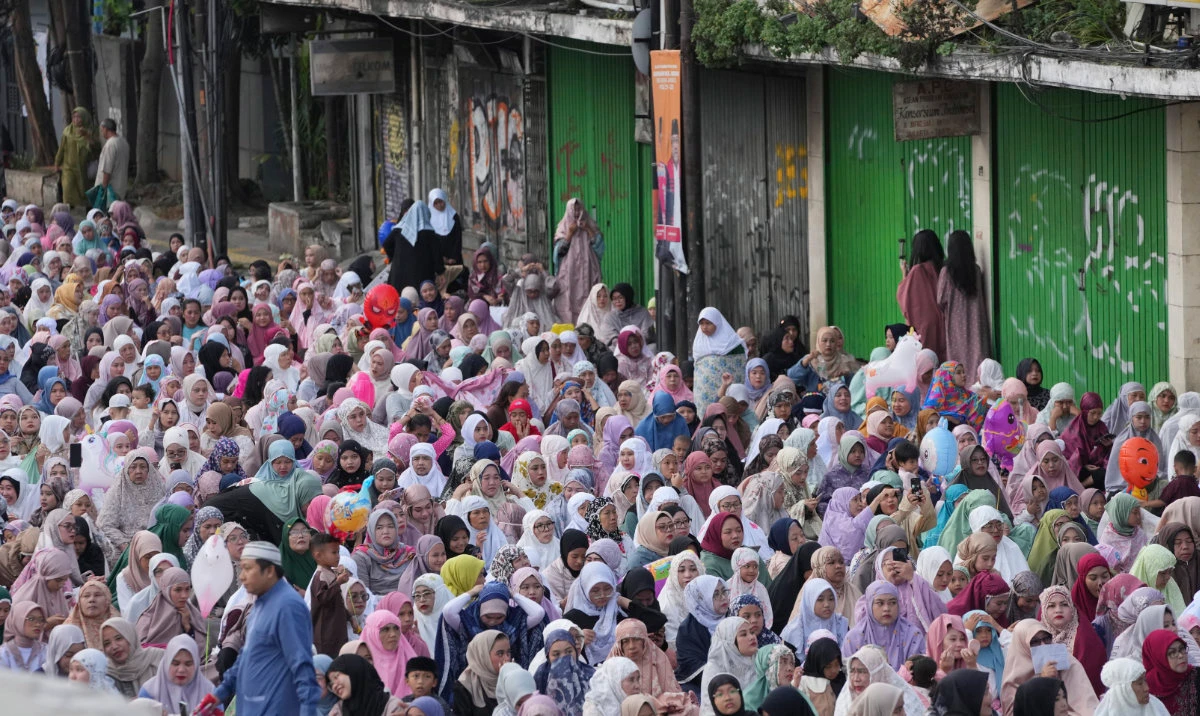 Muslims gather for Eid Al-Fitr prayer marking the end of the holy fasting month of Ramadan on a street in Jakarta, Indonesia, Monday, March 31, 2025. (AP)