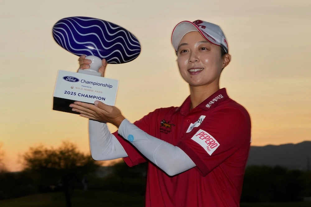 Hyo Joo Kim, of South Korea, with the champion trophy after the final round of the Ford Championship LPGA golf event Sunday in Chandler, Ariz. (AP)