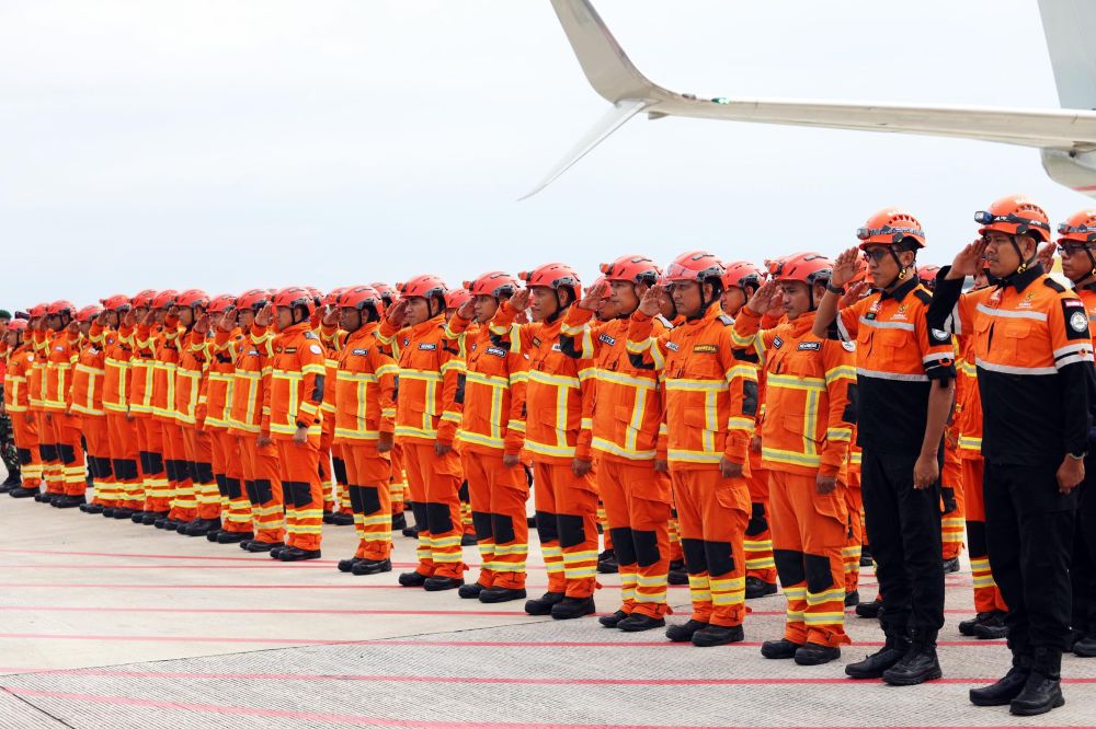 Members of Indonesia's emergency search and rescue team participate at a pre-departure briefing in Jakarta before heading to Myanmar on April 1, 2025. (BNPB)